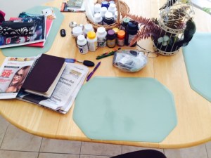 See? I can do minimalism too. There is absolutely NOTHING sitting on that placemat.